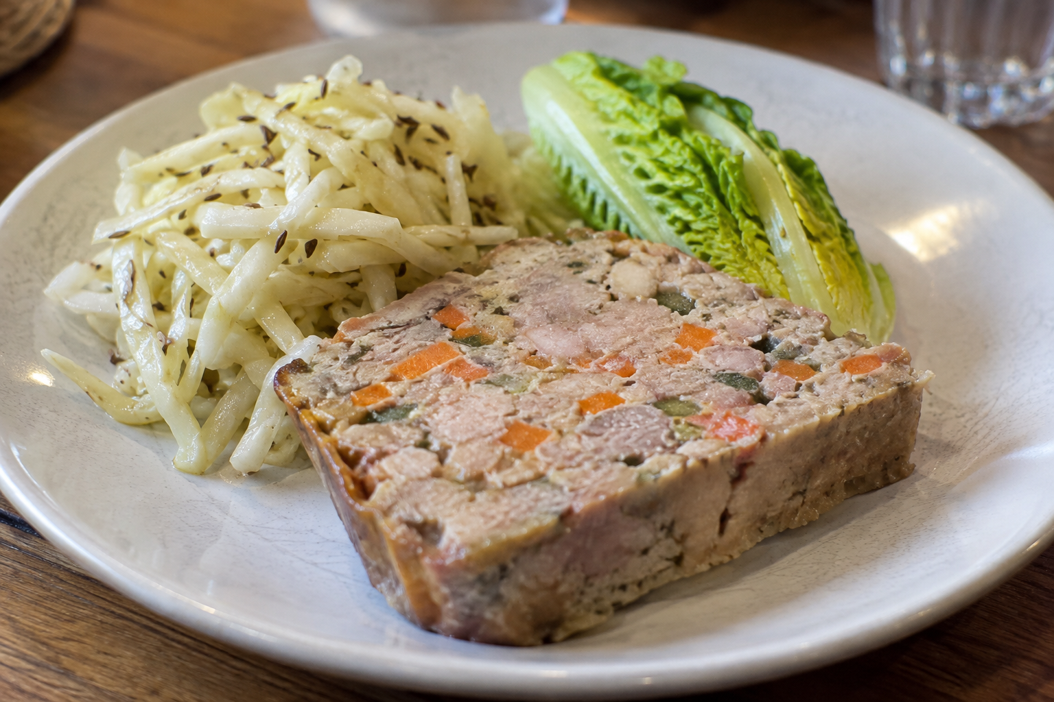 Terrine de volaille aux petits légumes, salade de chou blanc au cumin et son cœur de sucrine.